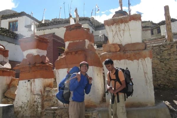 roles-of-guides-and-porters-in-trekking