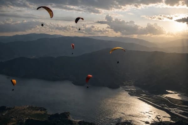 sunset-flight-over-mountains-and-water-in-pokhara