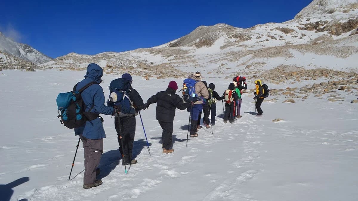 trekkers-on-mt-manaslu